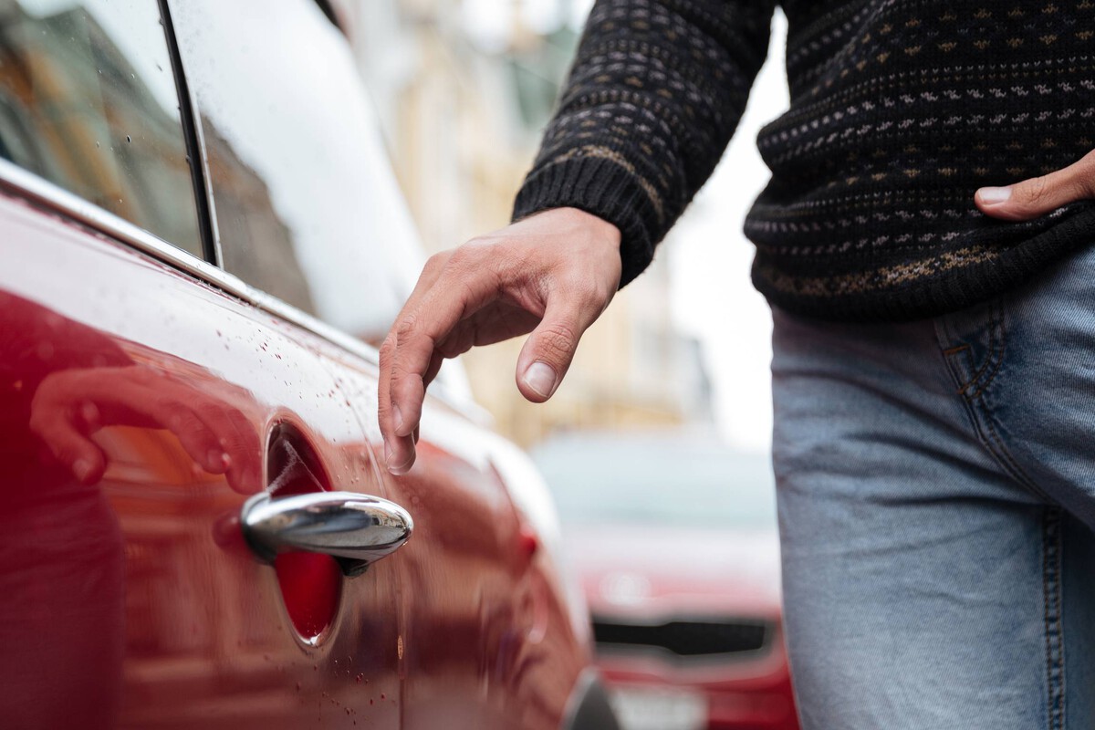 Light, safety and style: parts that enhance your car from the moment you open the door.