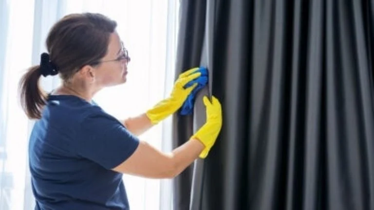 A simple and economical way to wash curtains in just 4 steps