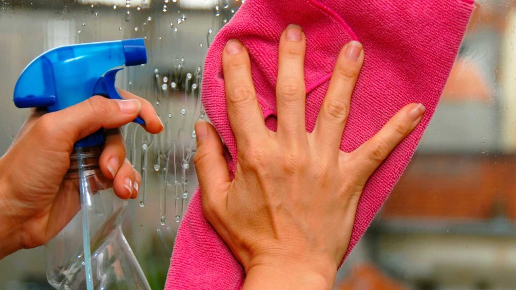 Goodbye, window cleaner: according to a professional, this is a foolproof way to make your windows shine.