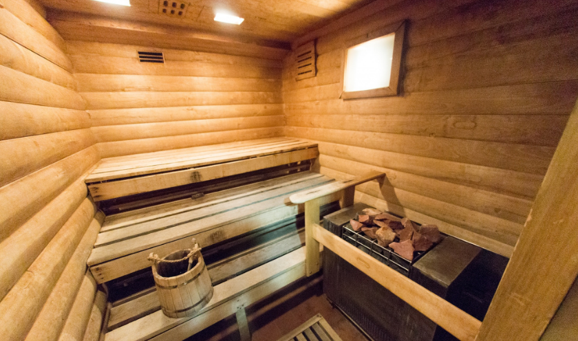 A “sauna boat” from Sweden with a small swimming pool has moored in London to cause a sensation